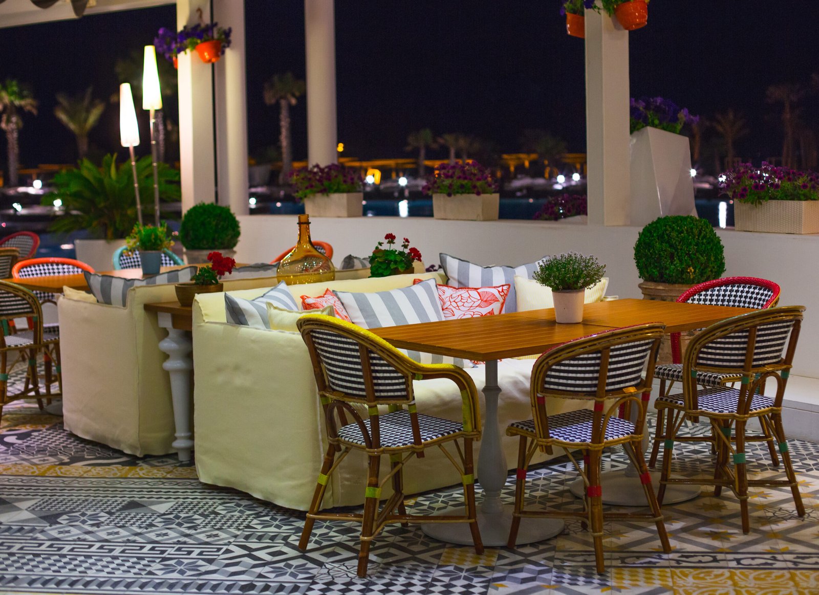 Gambaran cafe rooftop Jakarta