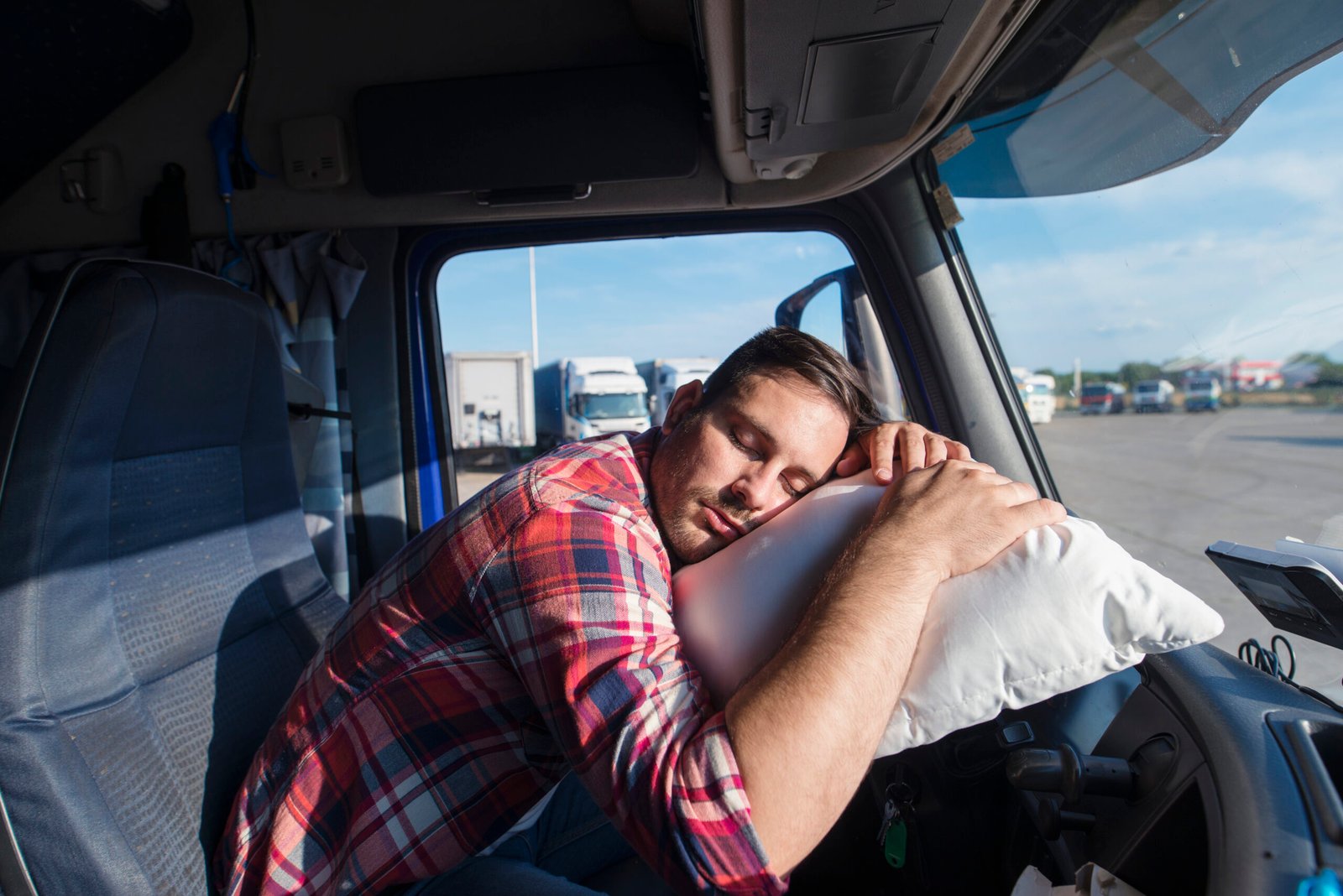 Tips aman tidur di mobil